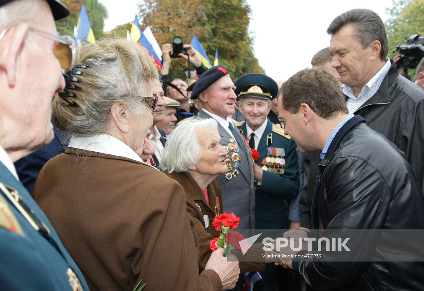 Dmitry Medvedev, Viktor Yanukovich arrive in Glukhov
