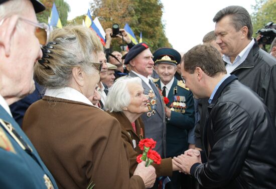 Dmitry Medvedev, Viktor Yanukovich arrive in Glukhov