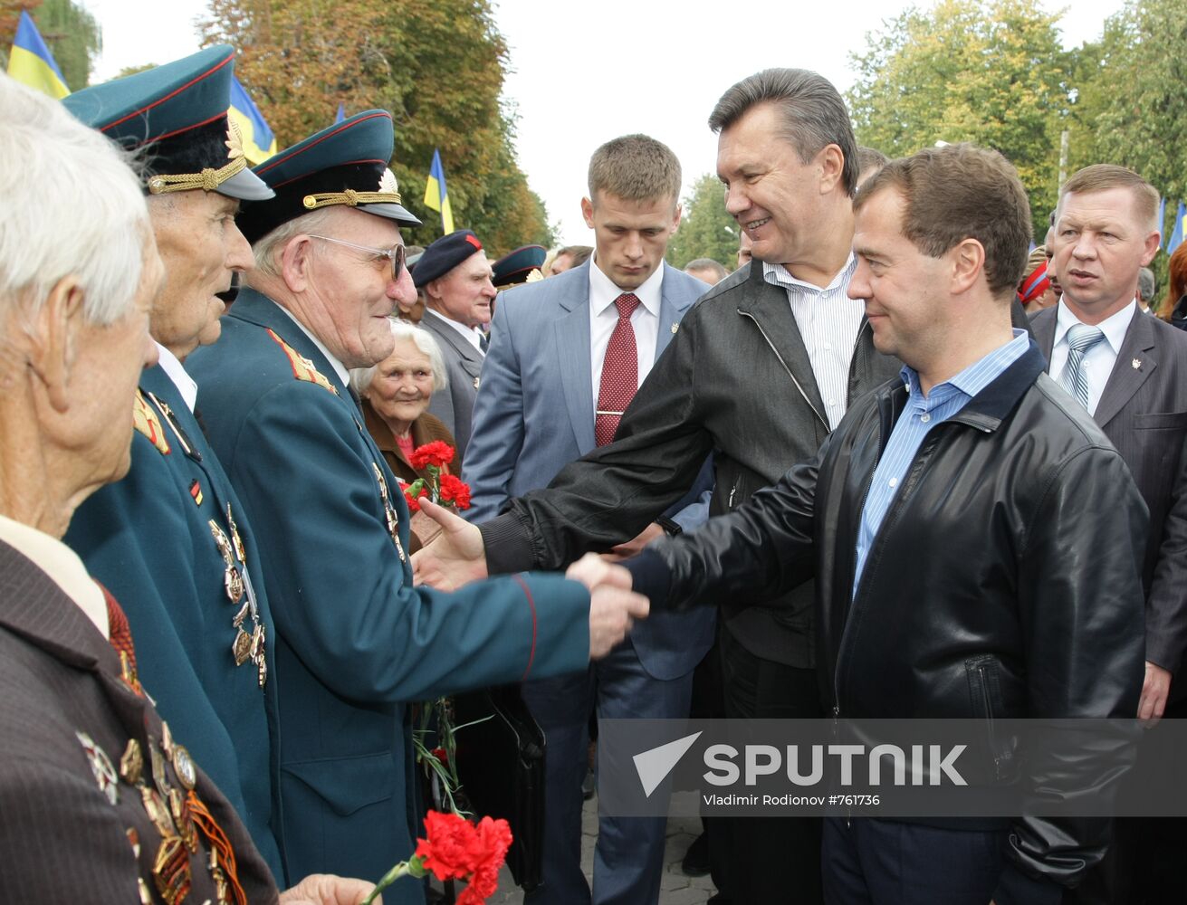 Dmitry Medvedev, Viktor Yanukovich arrive in Glukhov