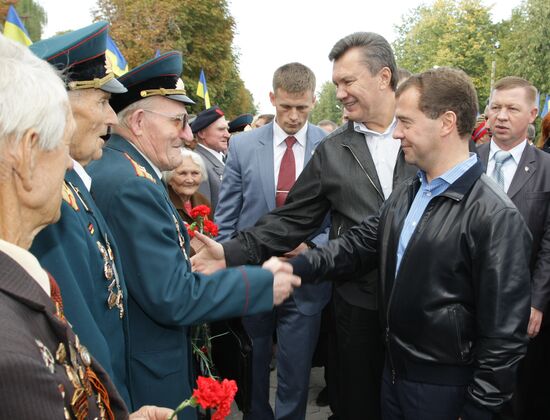 Dmitry Medvedev, Viktor Yanukovich arrive in Glukhov