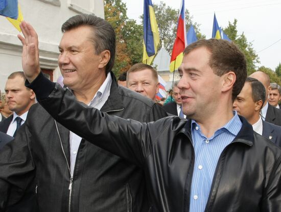 Dmitry Medvedev, Viktor Yanukovich arrive in Glukhov