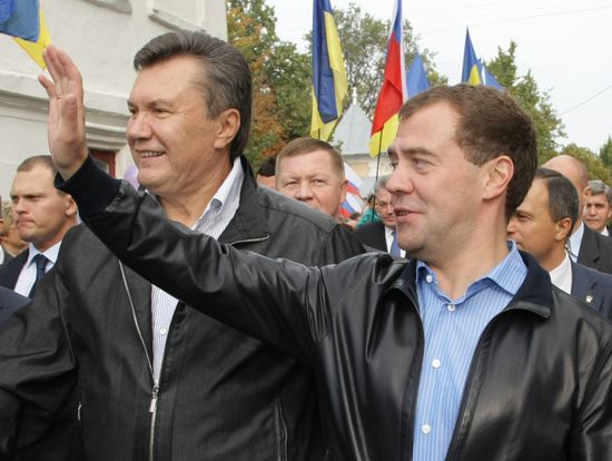 Dmitry Medvedev, Viktor Yanukovich arrive in Glukhov