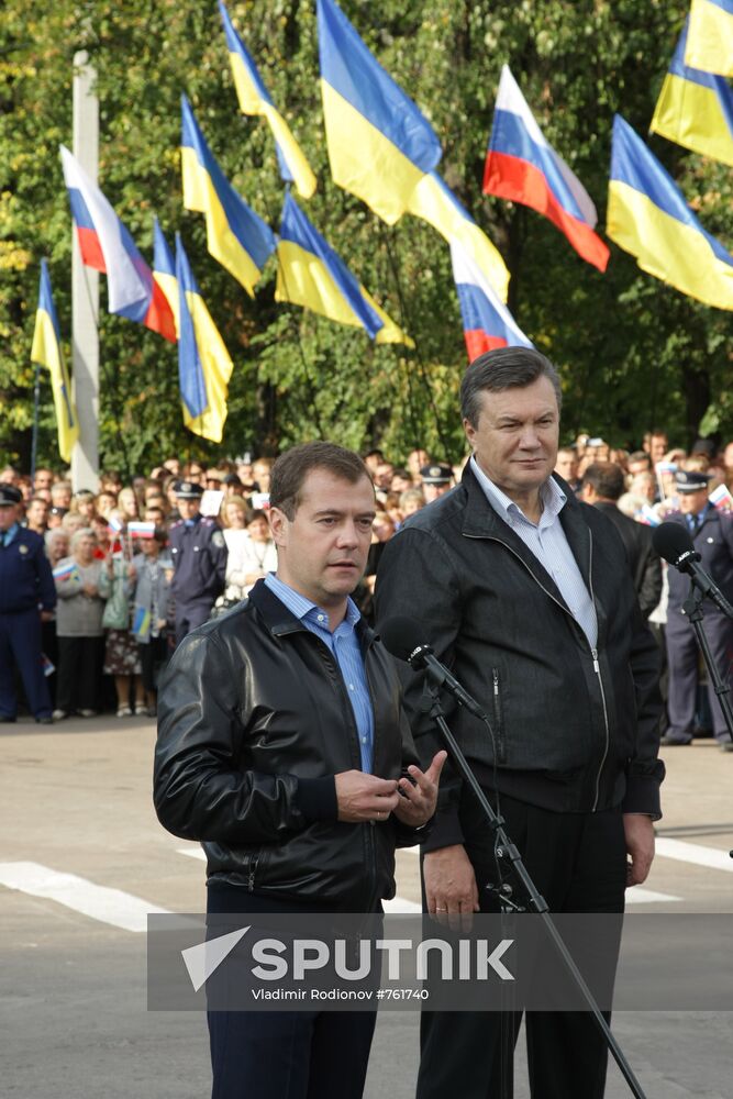 Dmitry Medvedev, Viktor Yanukovich arrive in Glukhov