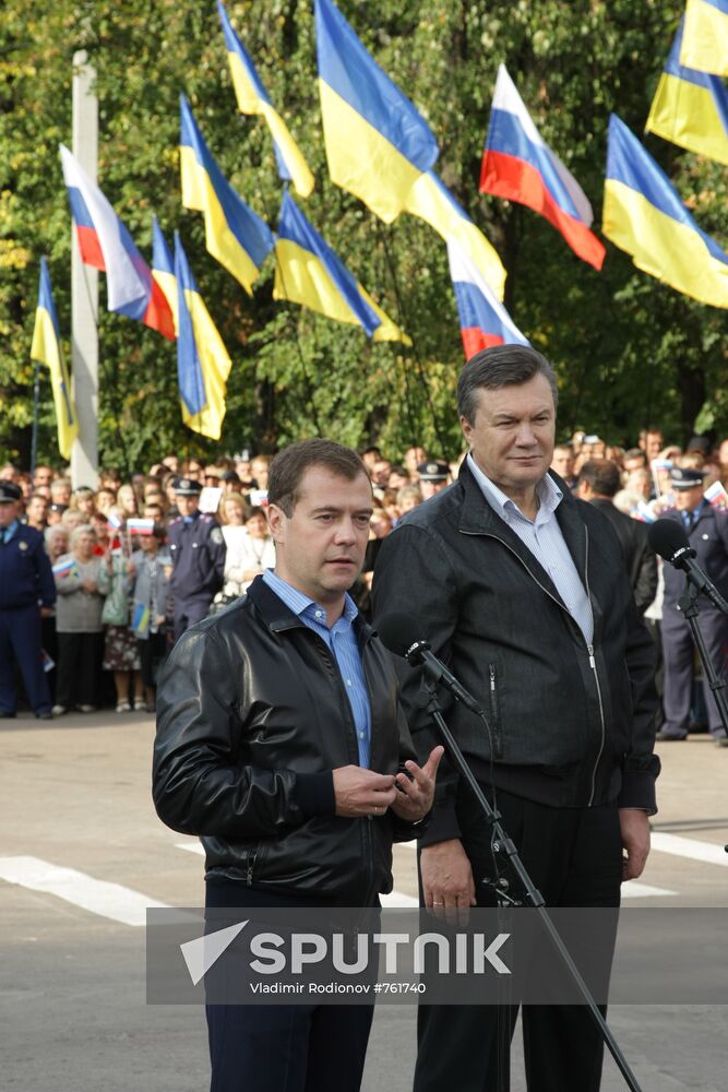 Dmitry Medvedev, Viktor Yanukovich arrive in Glukhov