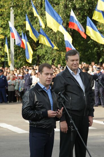 Dmitry Medvedev, Viktor Yanukovich arrive in Glukhov