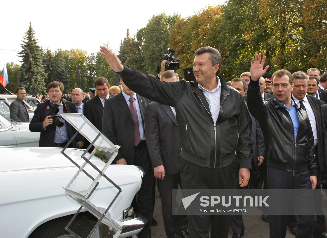 Dmitry Medvedev, Viktor Yanukovich arrive in Glukhov