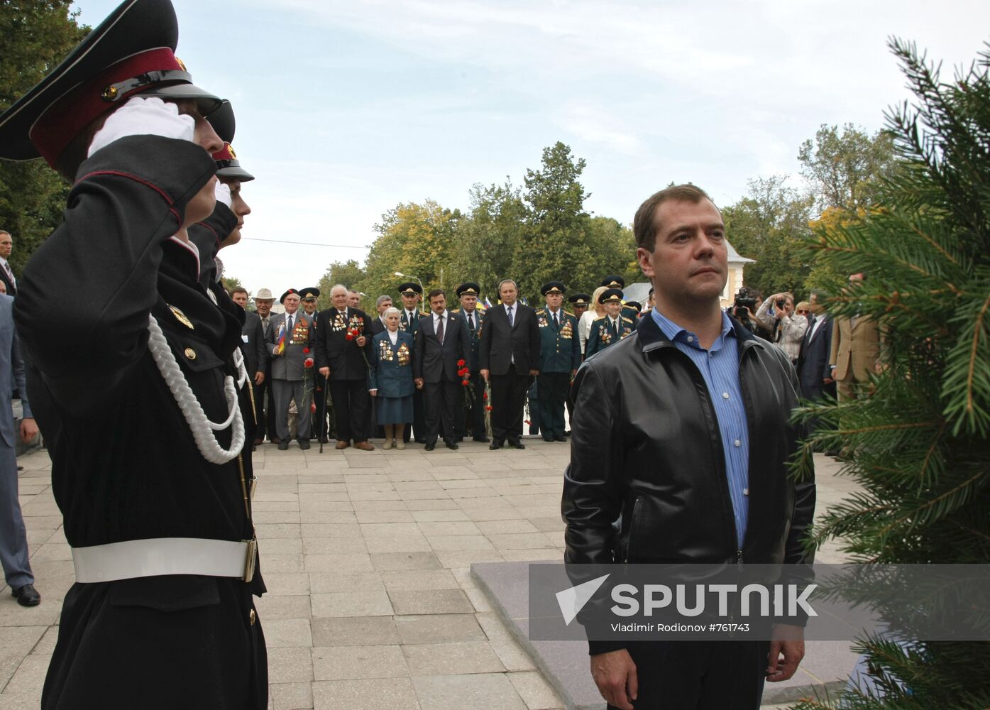 Dmitry Medvedev, Viktor Yanukovich arrive in Glukhov