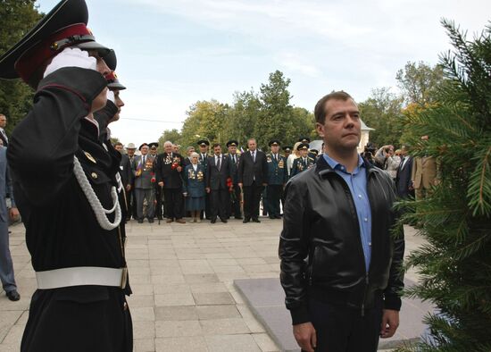 Dmitry Medvedev, Viktor Yanukovich arrive in Glukhov