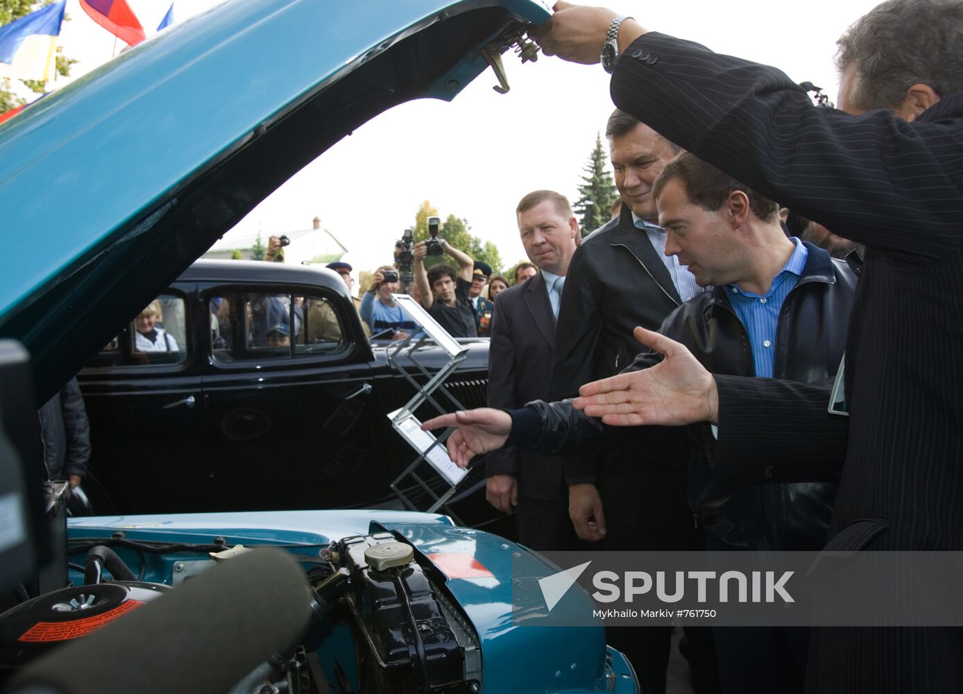 Dmitry Medvedev, Viktor Yanukovich arrive in Glukhov