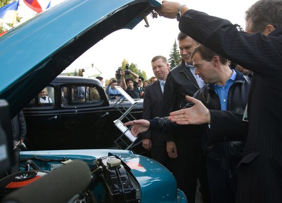 Dmitry Medvedev, Viktor Yanukovich arrive in Glukhov
