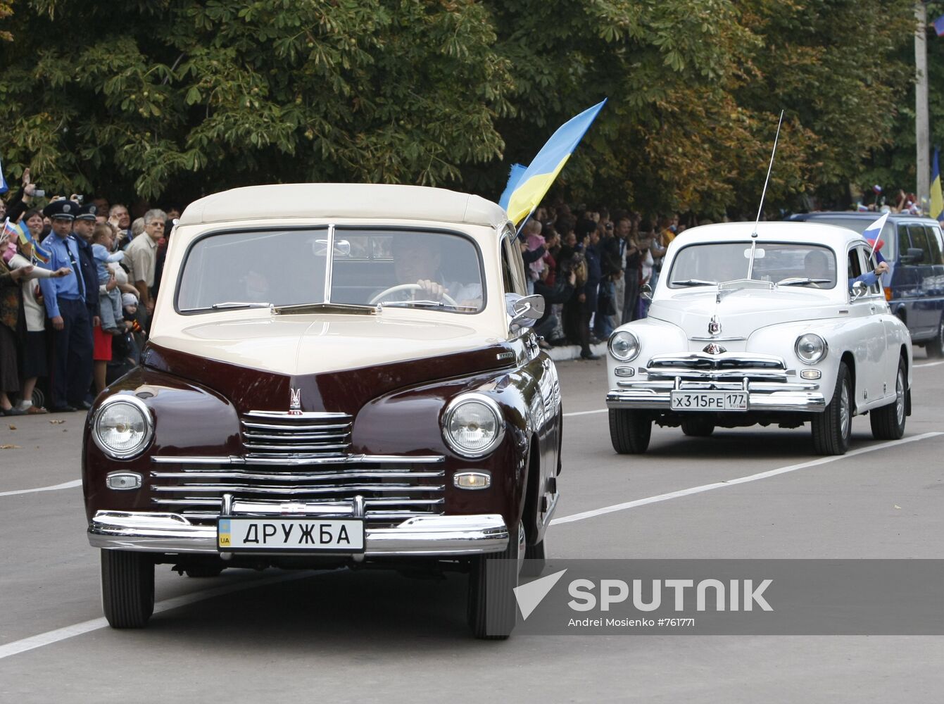 D. Medvedev and V. Yanukovych take part in auto rally