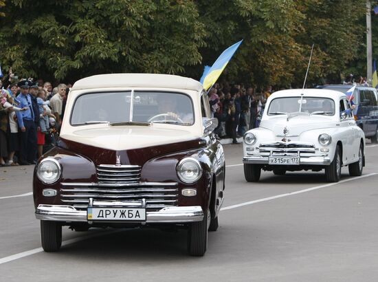 D. Medvedev and V. Yanukovych take part in auto rally