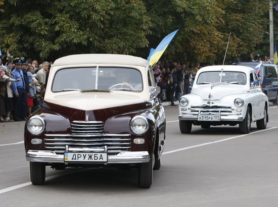 D. Medvedev and V. Yanukovych take part in auto rally