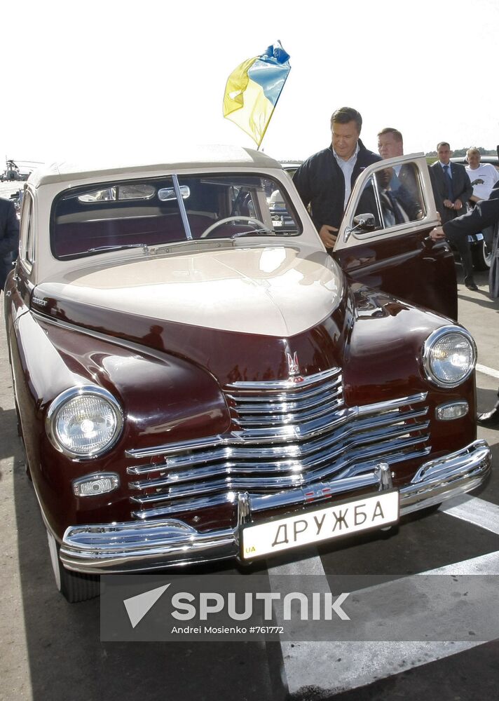 D. Medvedev and V. Yanukovych take part in auto rally