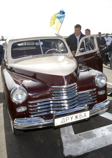 D. Medvedev and V. Yanukovych take part in auto rally