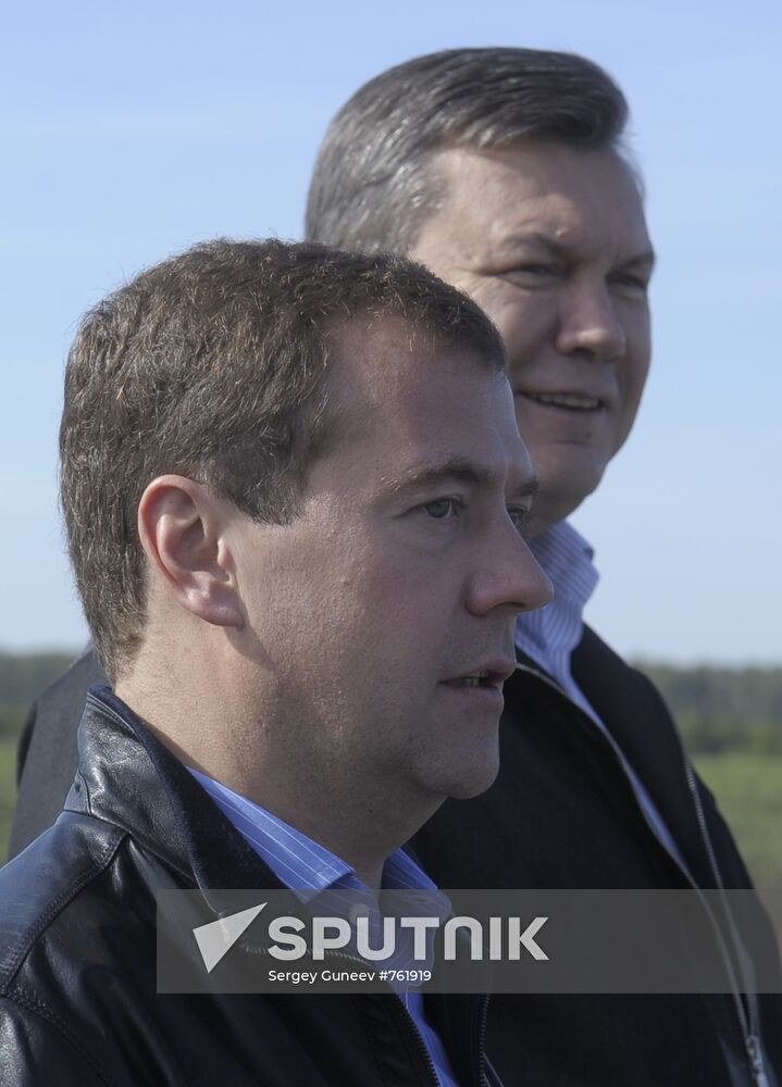 Dmitry Medvedev and Viktor Yanukovich take part in motor race