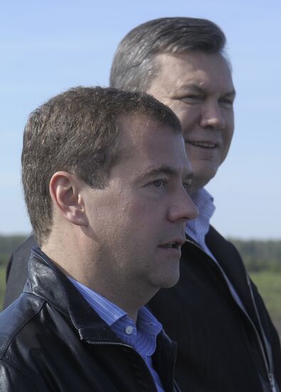 Dmitry Medvedev and Viktor Yanukovich take part in motor race