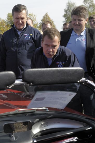 Dmitry Medvedev, Viktor Yanukovich take part in auto rally