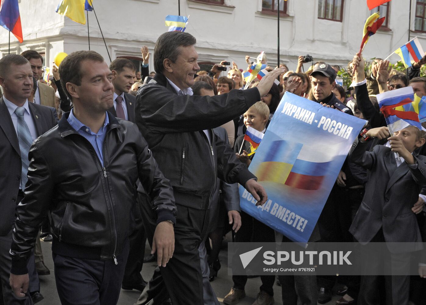 Dmitry Medvedev, Viktor Yanukovich take part in auto rally