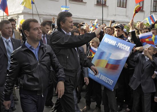 Dmitry Medvedev, Viktor Yanukovich take part in auto rally