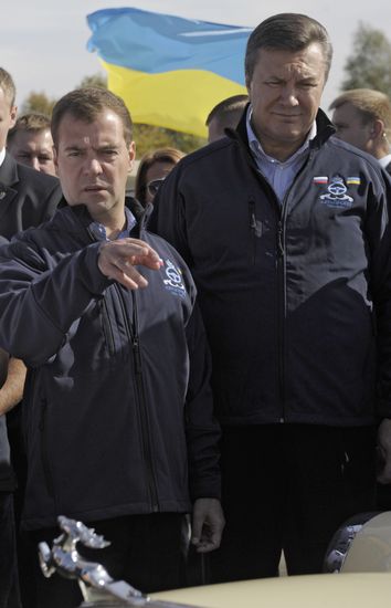 Dmitry Medvedev, Viktor Yanukovich take part in auto rally