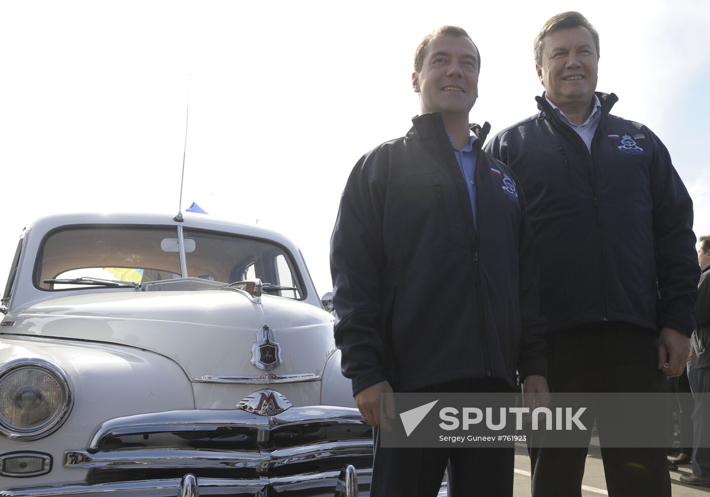 Dmitry Medvedev and Viktor Yanukovich take part in motor race
