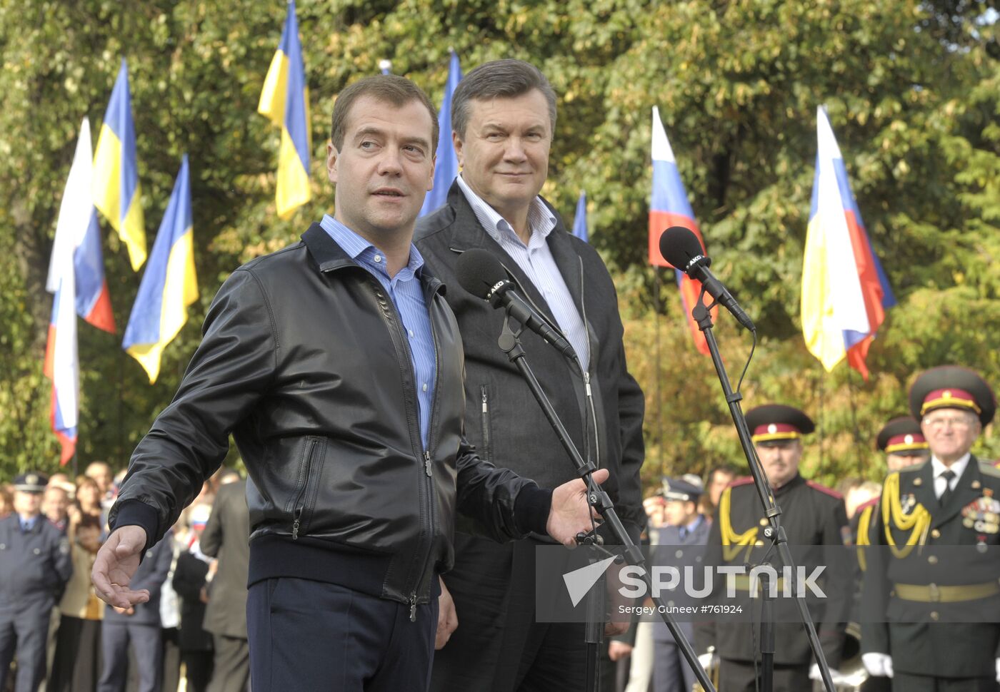 Dmitry Medvedev, Viktor Yanukovich take part in auto rally