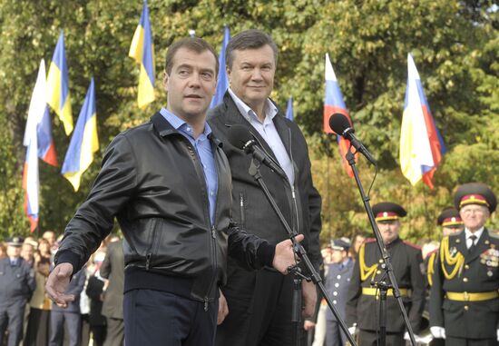 Dmitry Medvedev, Viktor Yanukovich take part in auto rally