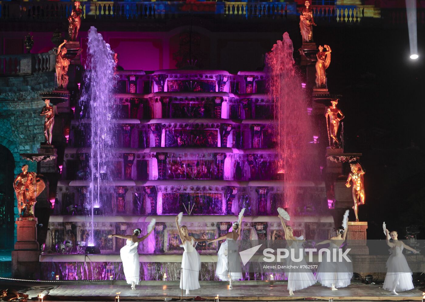 Fireworks, light and music show in Peterhof