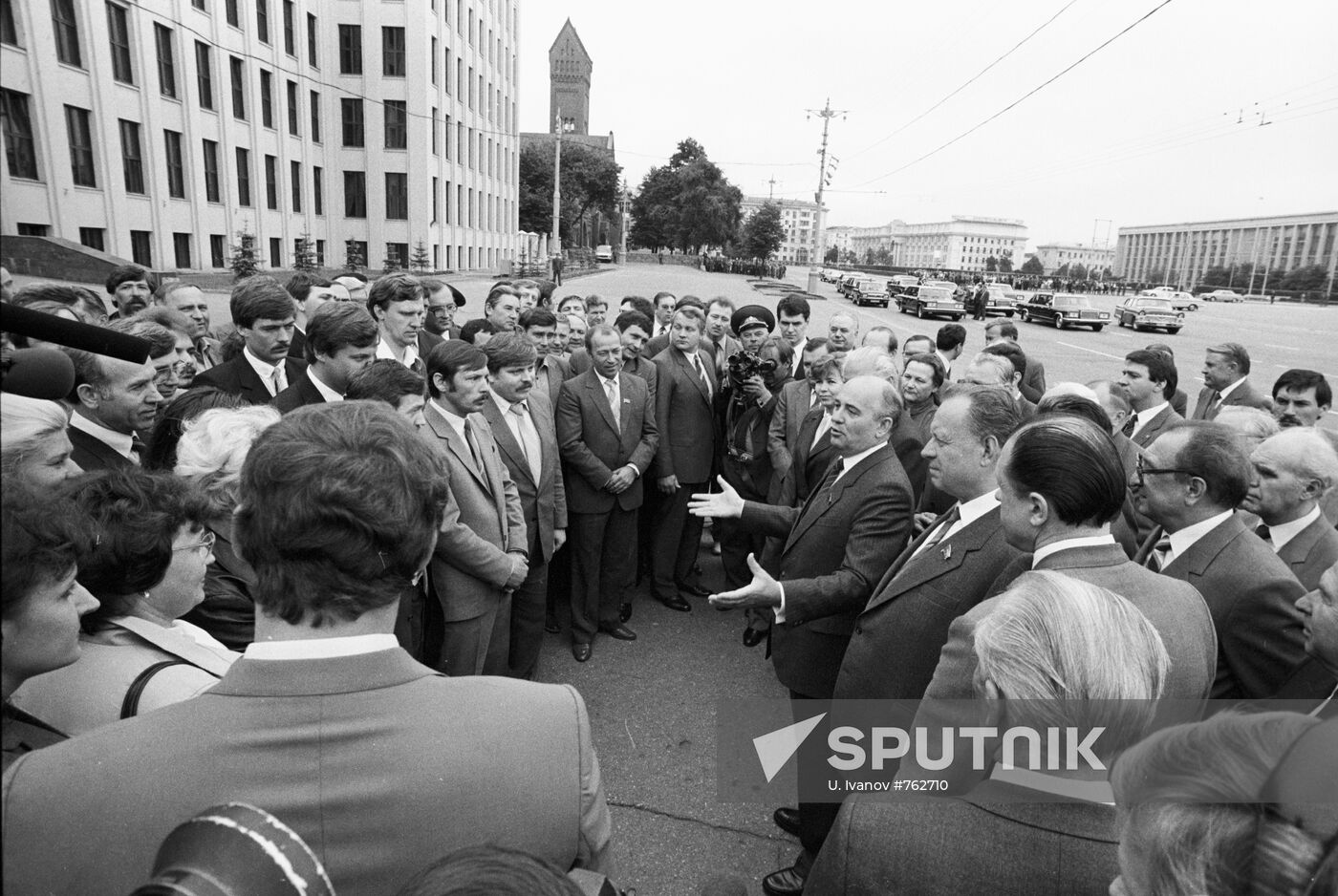 Mikhail Gorbachev talks to residents of Minsk