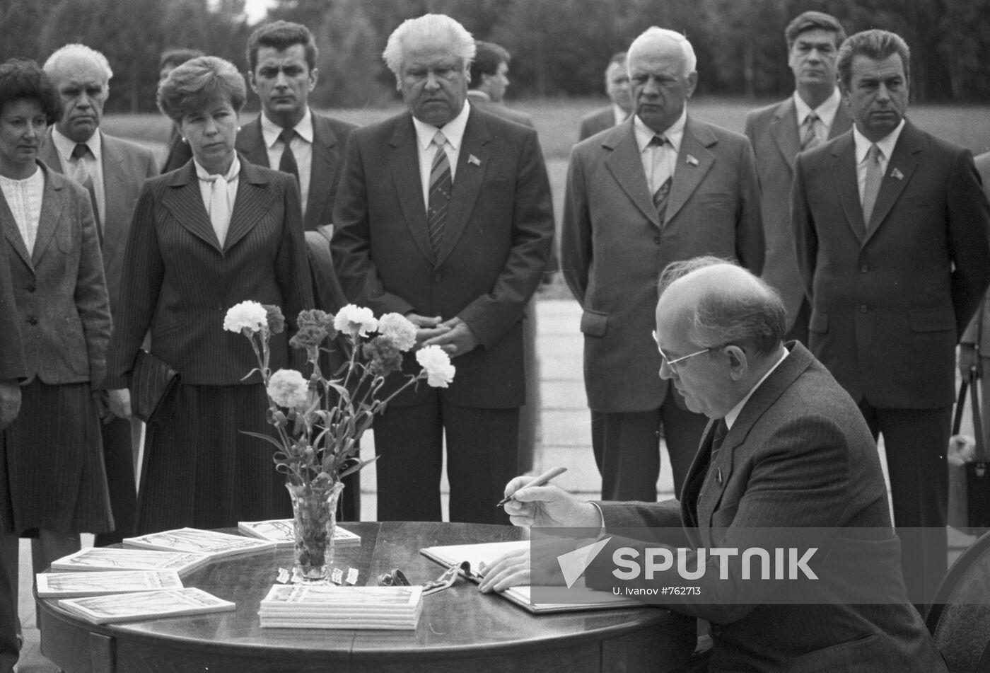 Mikhail Gorbachev visits Khatyn memorial