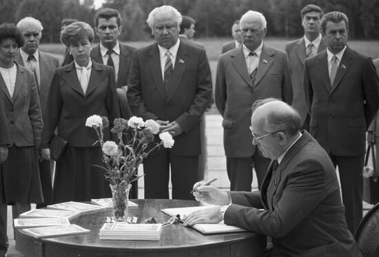 Mikhail Gorbachev visits Khatyn memorial