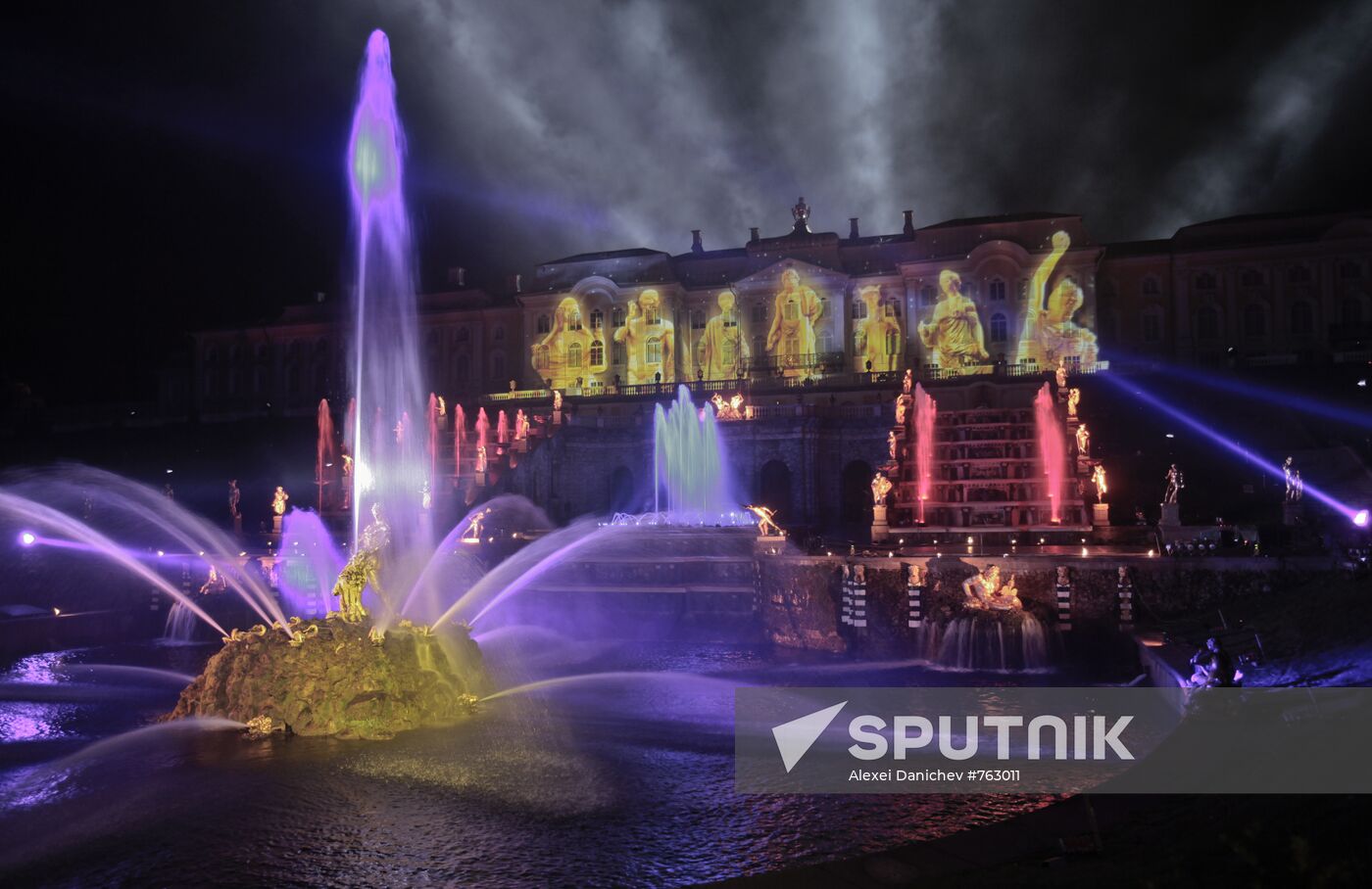 Light-music fireworks show in Peterhof