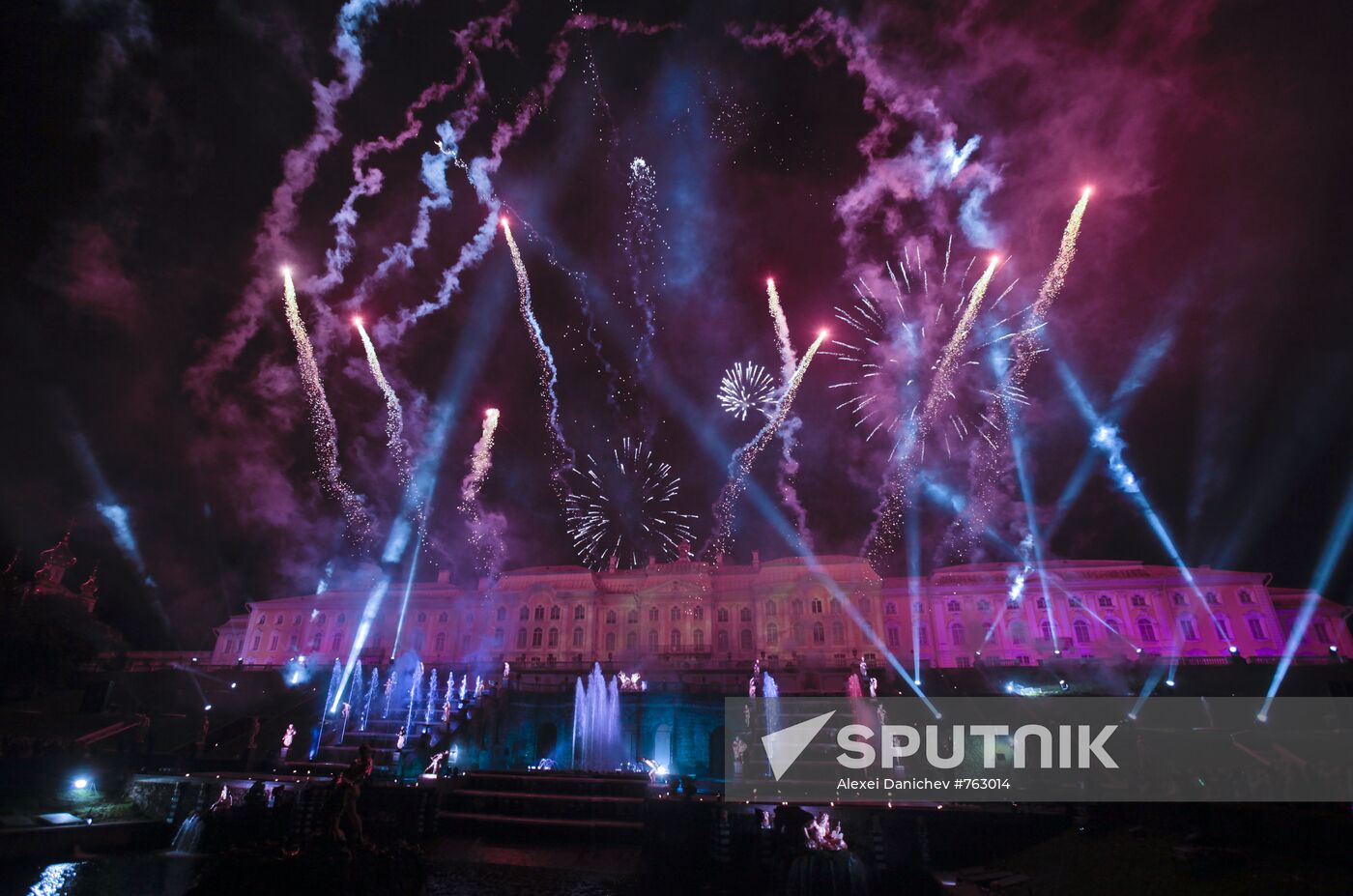 Light-music fireworks show in Peterhof