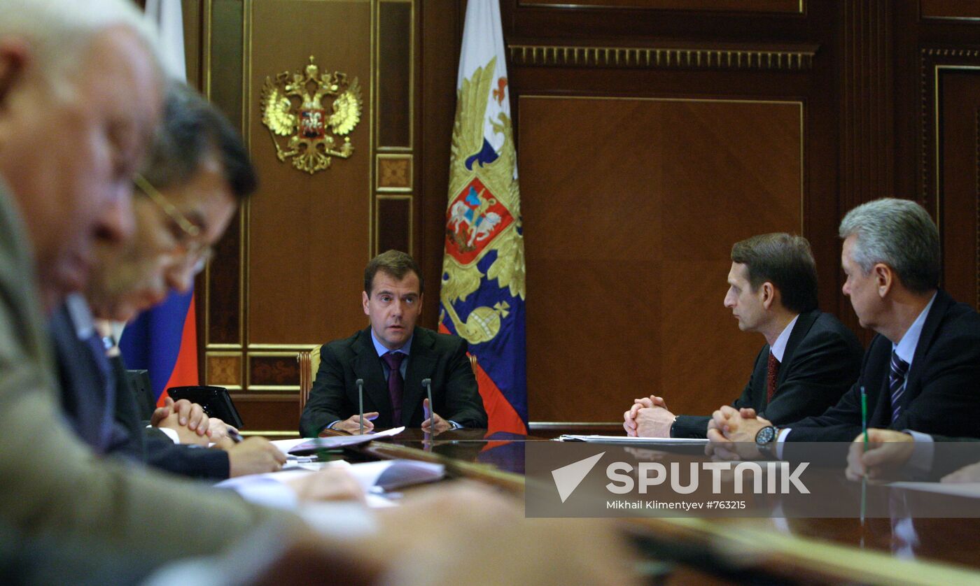 Meeting on optimal number of federal officials