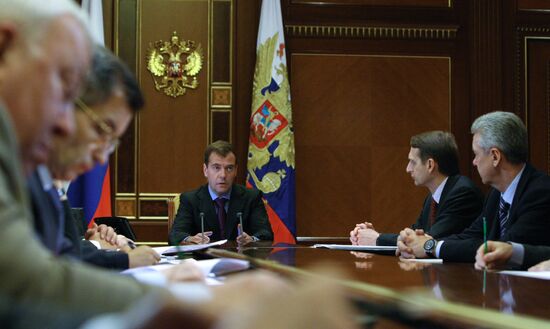 Meeting on optimal number of federal officials