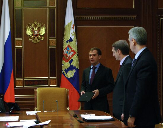 Meeting on optimal number of federal officials
