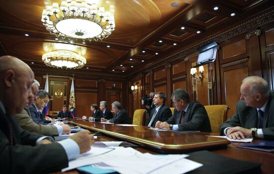 Meeting on optimal number of federal officials