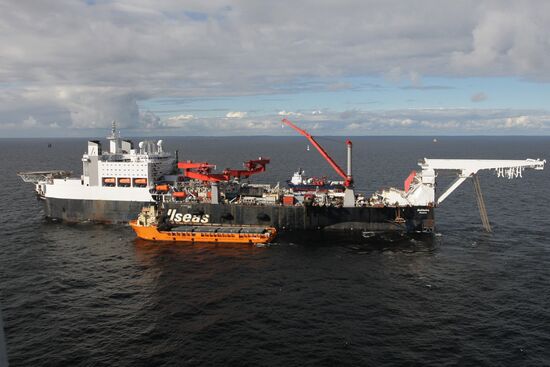 Solitaire pipe-laying ship