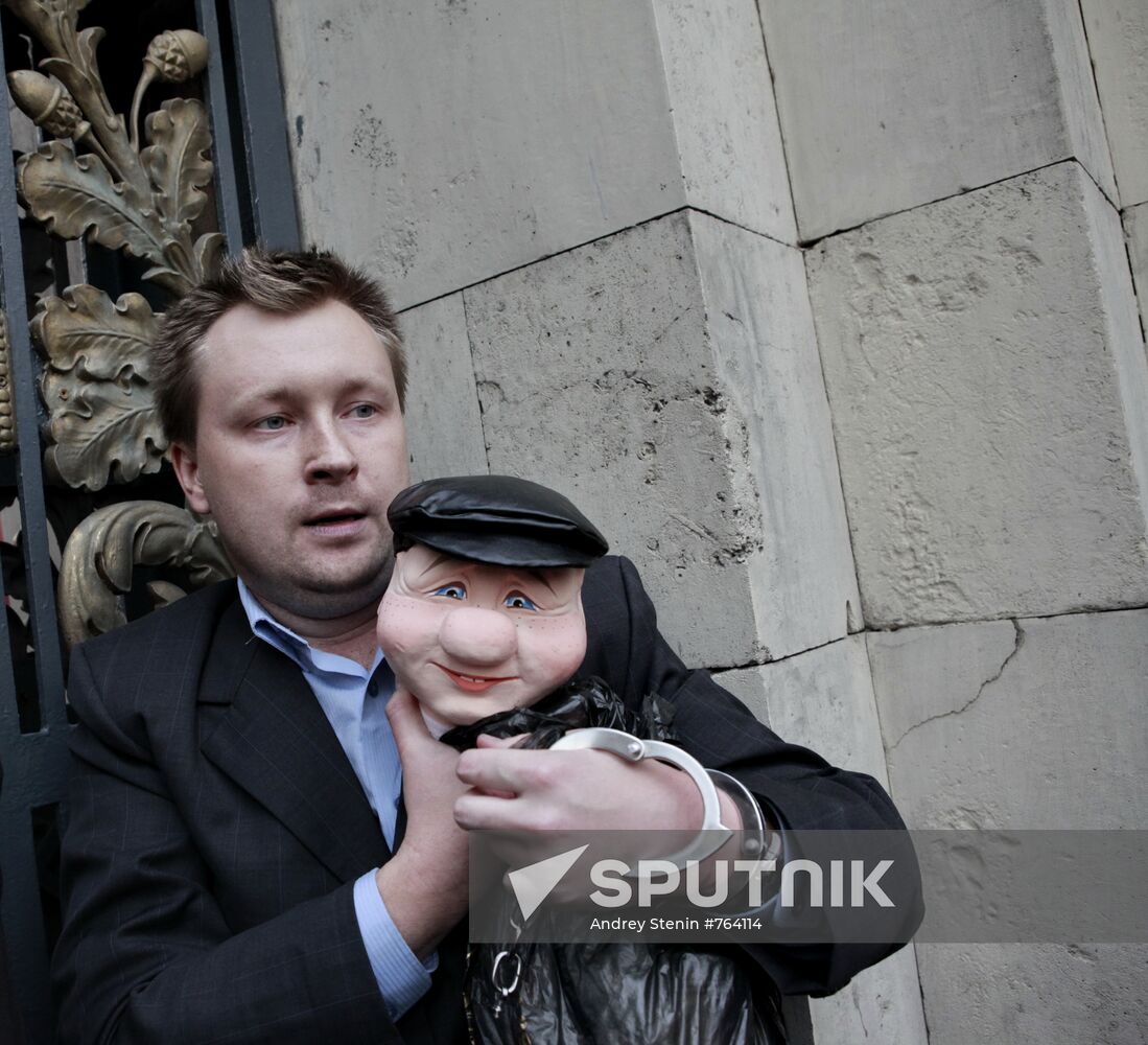 Sexual minority activists hold rally against Yuri Luzhkov