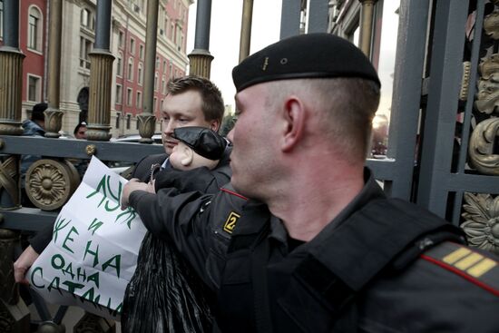Sexual minority activists hold rally against Yuri Luzhkov