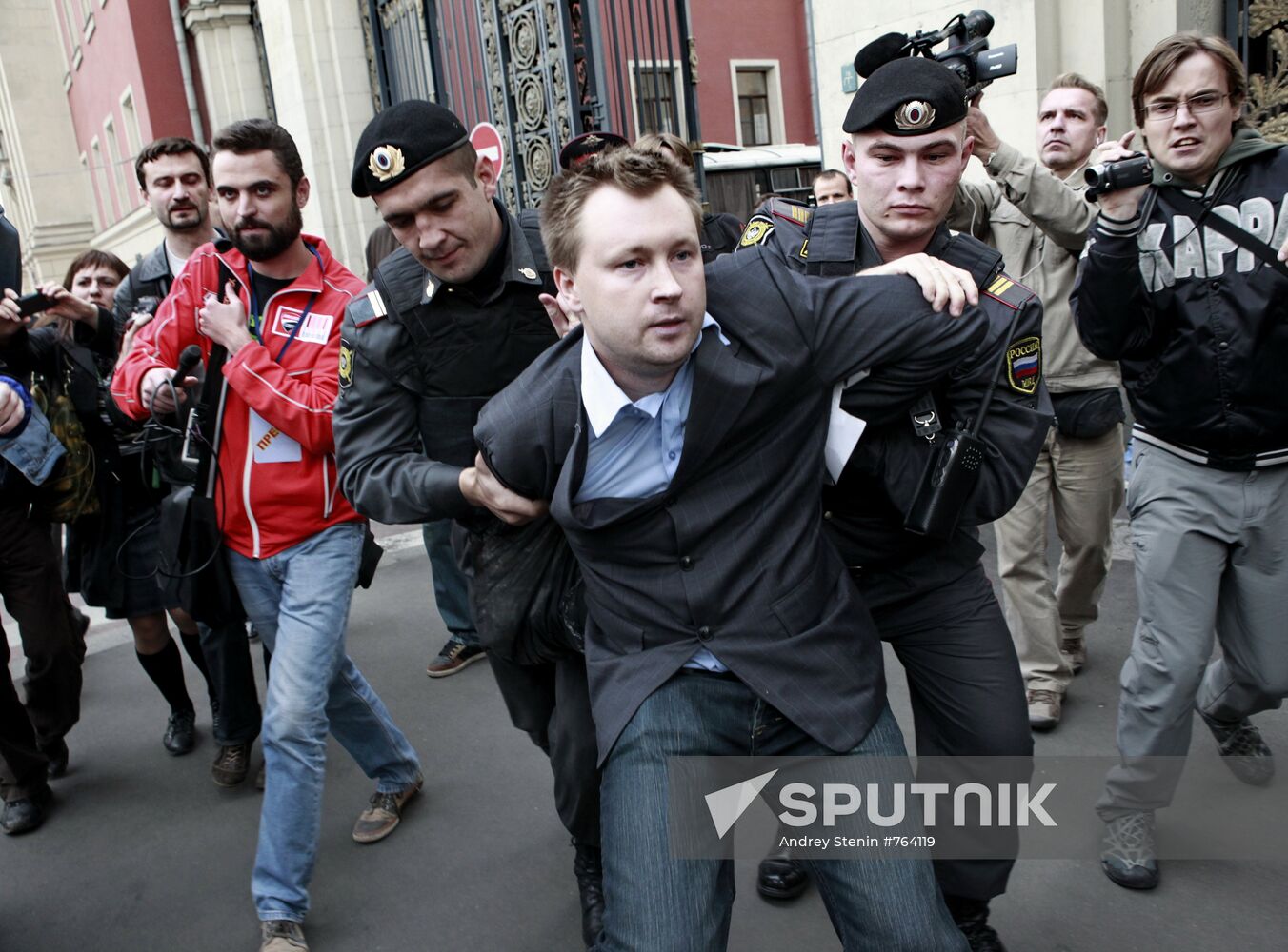 Sexual minority activists hold rally against Yuri Luzhkov