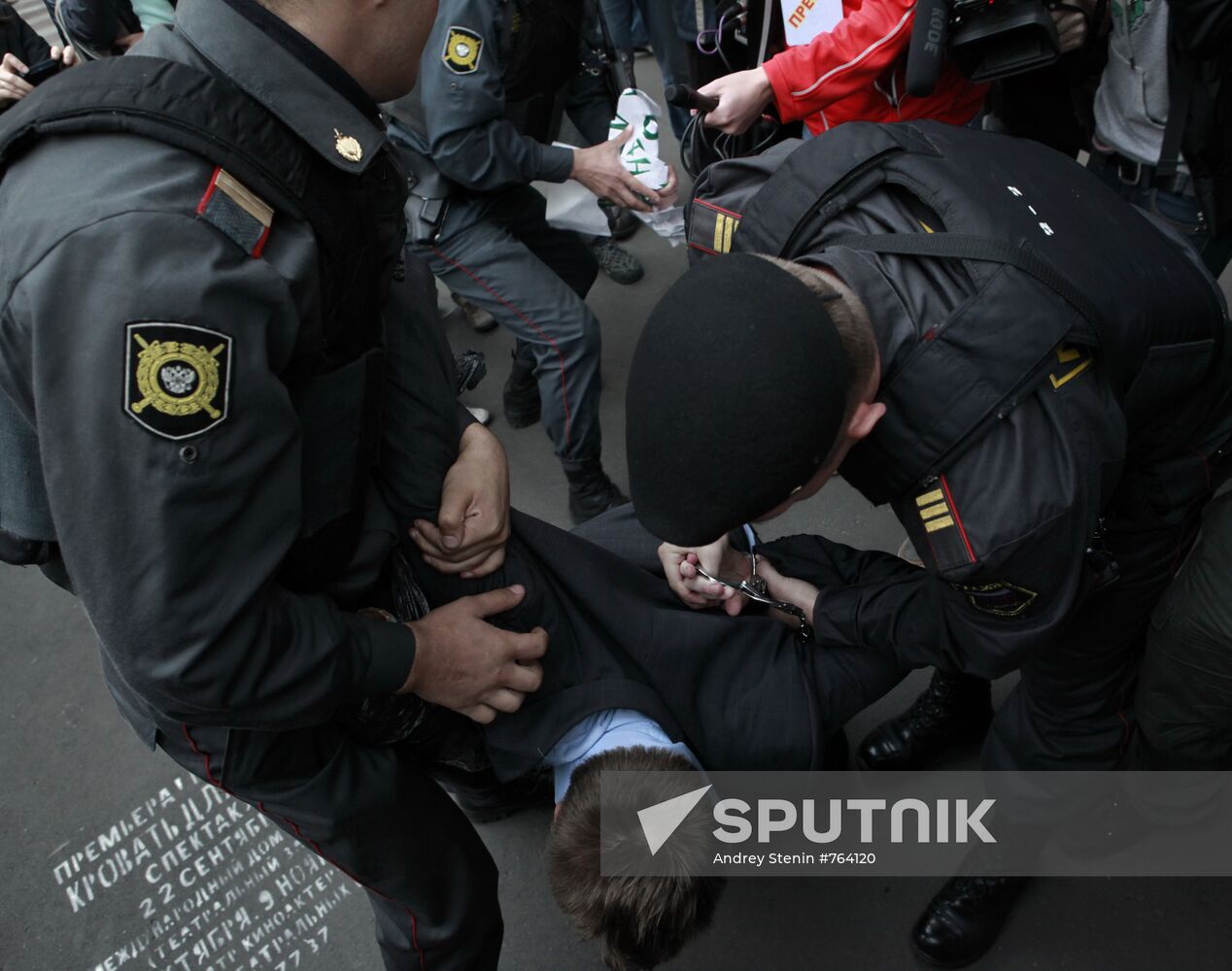 Sexual minority activists hold rally against Yuri Luzhkov