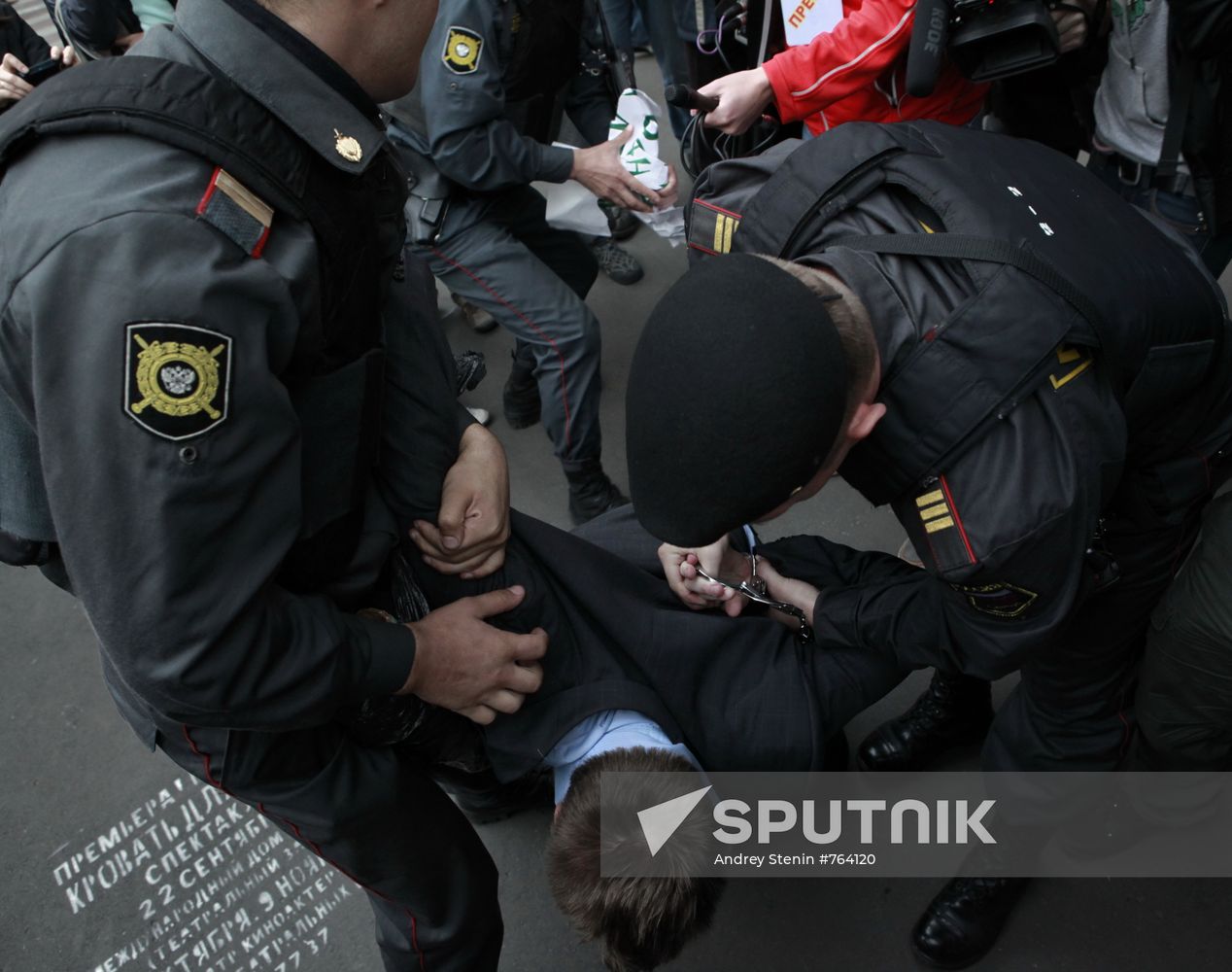 Sexual minority activists hold rally against Yuri Luzhkov