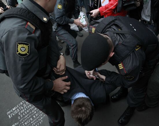 Sexual minority activists hold rally against Yuri Luzhkov