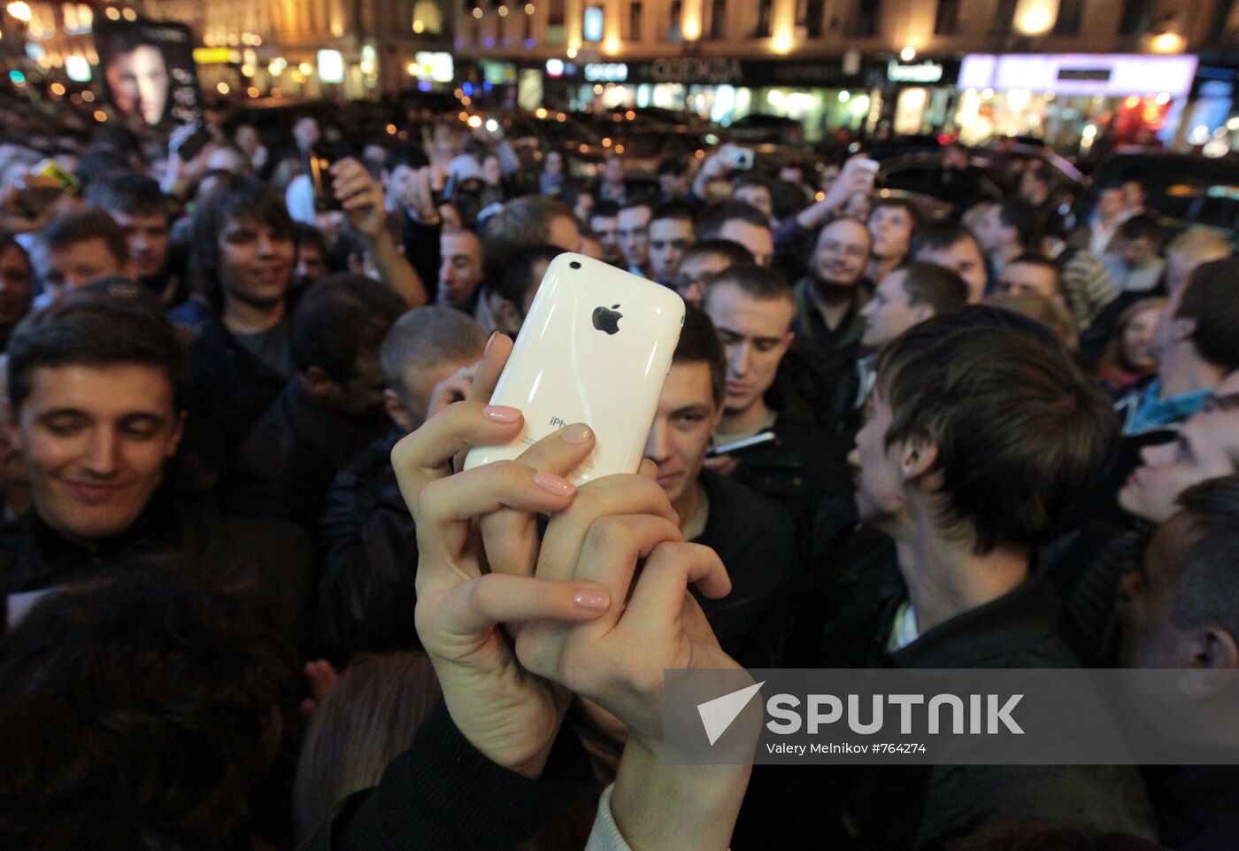 Sales of iPhone 4G kick off in Moscow