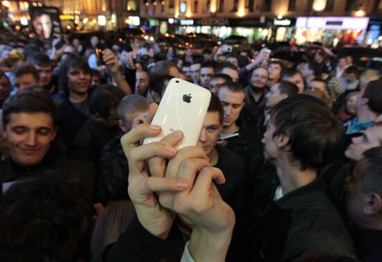 Sales of iPhone 4G kick off in Moscow
