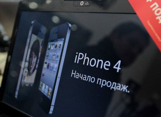 Sales of iPhone 4G kick off in Moscow