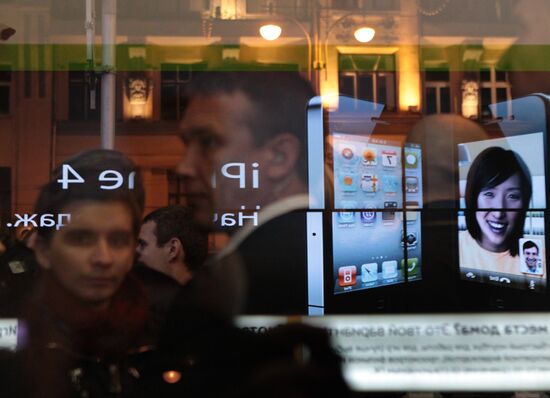 Sales of iPhone 4G kick off in Moscow