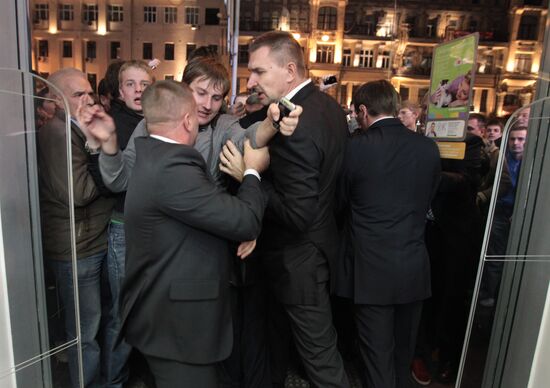 Sales of iPhone 4G kick off in Moscow